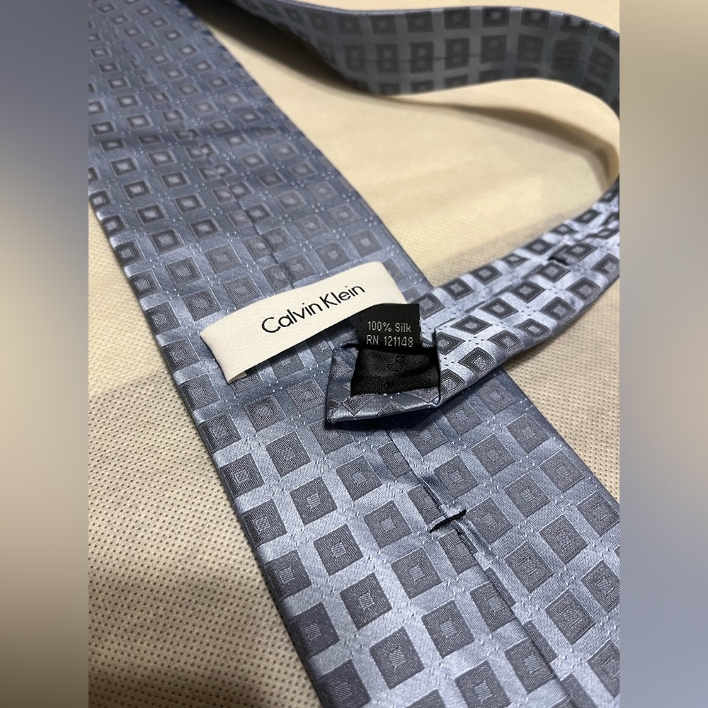Calvin Klein 100% Silk Blue/Gray Geometric Necktie
